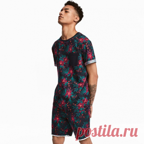 Добавьте в свой гардероб по-настоящему стильные летние модели! Так, взяв за основу образа яркую футболку и шорты с одинаковым цветочным принтом, вы создадите прекрасное летнее настроение и всегда будете в центре внимания. #HMFavourites #HMMan