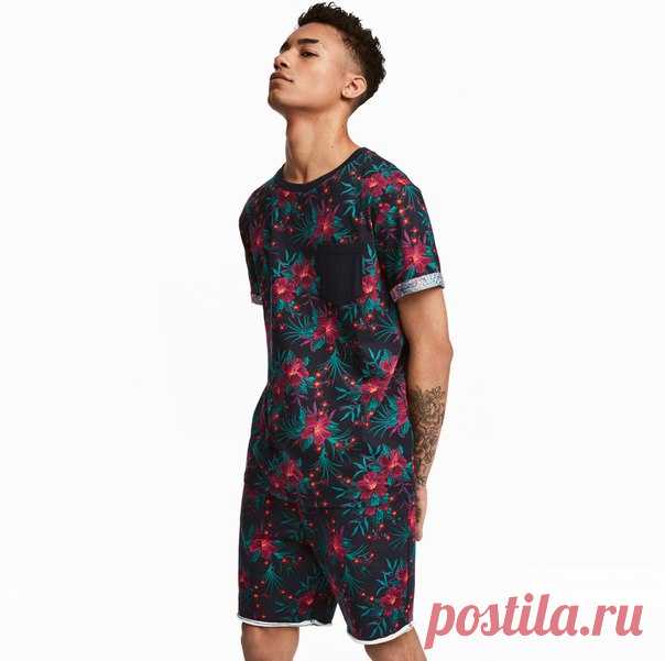 Добавьте в свой гардероб по-настоящему стильные летние модели! Так, взяв за основу образа яркую футболку и шорты с одинаковым цветочным принтом, вы создадите прекрасное летнее настроение и всегда будете в центре внимания. #HMFavourites #HMMan