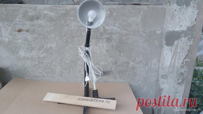 Лампа-переноска с подставкой и прищепкой Здравствуйте, уважаемые посетители сайта «В гостях у Самоделкина»! Как я уже неоднократно упоминал в своих предыдущих публикациях, последние шесть лет я неспешно занимаюсь реконструкцией старого дома, производя все (без исключения!) работы самостоятельно и без помощников. И вот, 