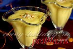 Коктейль с мороженым, бананом и апельсином