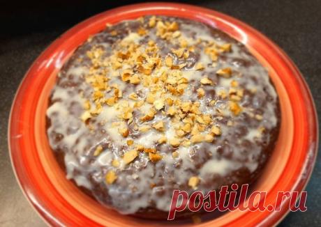 Шоколадно-банановый пирог

Ингредиенты
130 муки
100 грамм сливочного масла
1 банан
100 грамм сахара
2 яйца
1/2 ч.л. разрыхлителя
1 ст.л какао

Как приготовить
Яйца взбить с сахаром.
Банан размять вилкой.
Сливочное масло растопить до жидкого состояния.
Муку смешать с разрыхлителем и какао.
Смешать взбитые яйца, банан. В эту смесь добавить муку с наполнителями. Перемешать лопаткой.
Готовое тесто вылить в форму. В духовке выпекать 30 минут при t 180. В мультиварке на режиме "...