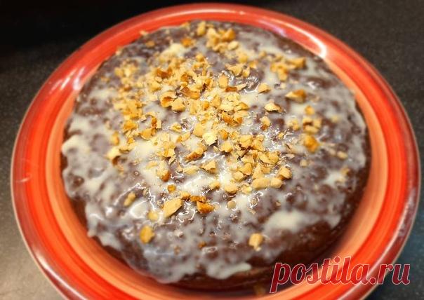 Шоколадно-банановый пирог

Ингредиенты
130 муки
100 грамм сливочного масла
1 банан
100 грамм сахара
2 яйца
1/2 ч.л. разрыхлителя
1 ст.л какао

Как приготовить
Яйца взбить с сахаром.
Банан размять вилкой.
Сливочное масло растопить до жидкого состояния.
Муку смешать с разрыхлителем и какао.
Смешать взбитые яйца, банан. В эту смесь добавить муку с наполнителями. Перемешать лопаткой.
Готовое тесто вылить в форму. В духовке выпекать 30 минут при t 180. В мультиварке на режиме 