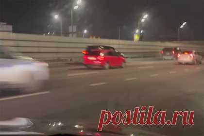 Киевляне начали уезжать из города. Жители Киева начали экстренно покидать украинскую столицу. На ролике, снятом из салона автомобиля, видно, как на автомагистрали на большой скорости в одну сторону массово движется поток автомобилей. Снимавший кадры отметил, что еще десять минут назад дорога была пуста.