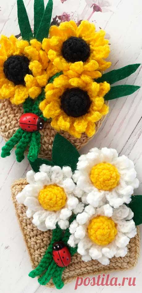 PDF Магнитики крючком. FREE crochet pattern; Аmigurumi toy patterns. Амигуруми схемы и описания на русском. Вязаные игрушки и поделки своими руками #amimore - вязаный букет цветов, декоративные цветы, маленький цветочек, магнит на холодильник.