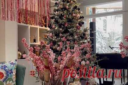 Жена Газманова украсила дом к Новому году. Жена певца Олега Газманова Марина украсила дом к Новому году. На записях, выложенных женой музыканта, можно увидеть, что в доме установили елку. Газманова нарядила ее белыми, розовыми, бордовыми, золотистыми шарами различных форм, а также шишками. Под елку она поставила фигурки Деда Мороза и Снегурочки.