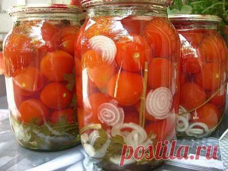 Помидоры с луком и лимонной кислотой. Новый, необычный рецепт. Легко и быстро готовить! Очень вкусно! 

Помидоры вымыть, наколоть зубочисткой.
На дно банки положить лук порезанный кольцами.Уложить помидоры в банки. Залить кипятком, оставить на 20 минут примерно. Вылить и снова залить кипятком и оставить. 

Потом вылить и залить маринадом: На 1 литр воды:

3 столовые ложки сахара
1 столовая ложка соли
2 лавровых листа
7 горошин черного перца
когда все закипит, добавить 1 ча...