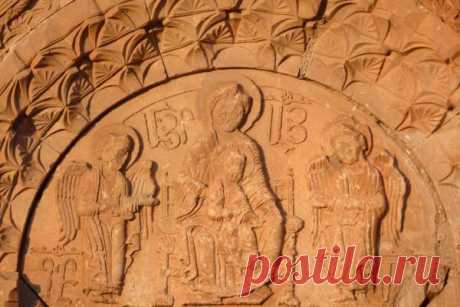 Մեզ եւ ձեզ մե՜ծ Ավետիս
Քրիստոս ծնաւ եւ յայտնեցաւ
Օրհնյալ է ծնունդը եւ Հայտնությունը Քրիստոսի
Հիսուսը թողեց երկինքը,որպեսզի Հայրը մեզ երկինք թողնի: Հիսուսը մսուրն ընտրեց ծնվելու համար, որպեսզի մեզ վերածնի Իր թագավորության համար: Հիսուսը մարմին առավ, որպեսզի մեզ Իր Հոգին տա:Հովիվները տեսան Ճշմարիտ Հովվին:Իմաստուն մոգերը գտան Իմաստությունը:Մեղավոր մարդիկ գտան Փրկությունը:
The Holy Mother and Child with angels carved, Noravank, Armenia
Святая мать и ребенок с ангелами вырезал, Нораванк, Армения