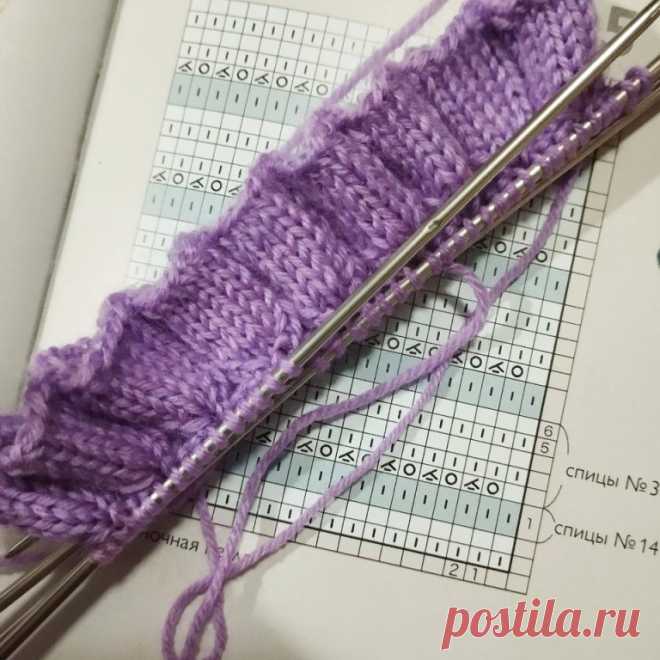 РЮШИ СПИЦАМИ
Набрать двойное количество петель + 1 для замыкания вязания в круг. Например, если для вязания носков необходимо 60 петель - набираем 120.
Соединив петли в круг и распределив их равномерно на 4 спицы приступаем к вывязыванию рюши: 2 изнаночных, 6 лицевых. Таким образом вяжем по кругу 5 рядов. Провязав 5 рядов приступаем к сокращению: 2 изнаночные, 2 вместе лицевой с наклоном влево, 2 лицевые, 2 вместе лицевой с наклоном вправо. Повторяем дважды, на спицах долж...