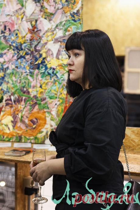 Флакон - это активное, уютное место, расчитанное на молодых, креативных людей. Я очень хотела показать свою живопись активным и талантливым молодым людям и получить от них отзыв о своём творчестве. Для этого и нужно устраивать выставки, чтобы получать обратную связь и чтобы люди увидели картины, над которыми я работала много лет.