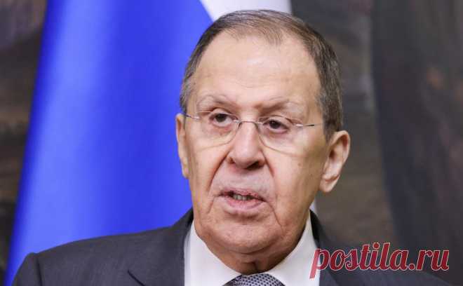 Лавров объяснил, кем Россия считает Зеленского на Украине. С Зеленским как с «де-факто главой режима» на Украине можно встретиться, но подписание документов с ним невозможно из-за нелегитимности. Встреча не должна быть проведена ради «воображаемого эффекта» и шоу, уверен Лавров