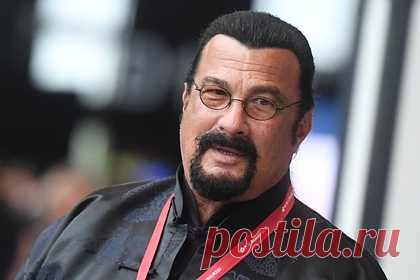 Ставший гражданином России актер избавился от ранчо в США. Актер Стивен Сигал избавился от ранчо в США. Ставший гражданином России в 2016 году артист продал недвижимость в калифорнийском городе Монтегю за 7 миллионов долларов — почти в два раза меньше изначальной цены. Сигал впервые выставил объект на продажу в 2014 году, рассчитывая получить за него 12 миллионов долларов.