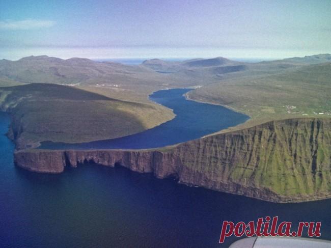 «Висячее» озеро Сорвагсватн (Фарерские острова).