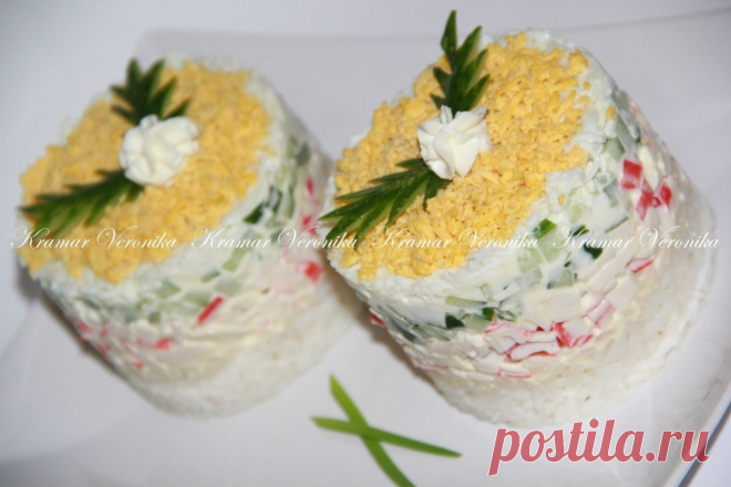 Салат с крабовыми палочками и сливочным сыром

Нам потребуется:
рис 100 гр
крабовые палочки 1 уп
огурец свежий 1 шт (крупный)
яйцо 3 шт
сливочный сыр 200 гр
Рис отварить до готовности и остудить. Крабовые палочки мелко нарезать. Огурец нарезать на кубики. Яйца сварить, остудить и натереть на крупной тёрке. 
Выложить салат слоями: 
-рис
-сливочный сыр
-крабовые палочки
-сливочный сыр
-огурец
-сливочный сыр
-яйцо
Украсить салат по Вашему желанию. 
Приятного аппетита!!!

Авто...