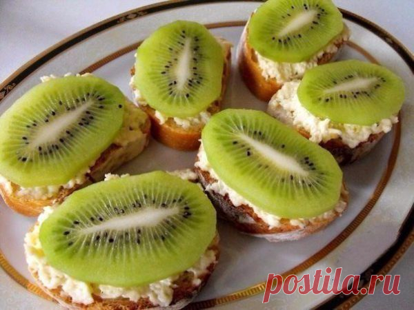 Шикарная закуска с плавленым сыром, чесноком и киви-вкусно и оригинально! Ингредиенты: багет — 1 штука. киви — 3 штуки. плавленый сыр — 300 грамм чеснок — 3 зубчика майонез по вкусу лимон по желанию Приготовление: Плавленый сыр (предварительно слегка замороженный) натираем на крупной терке. Чеснок пропускаем через пресс и добавляем к натертому сыру. Заправляем массу