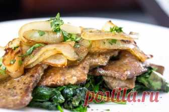 Печень по-венециански 
Источник.При приготовлении говяжьей печени главное – не переусердствовать.
Обжаривать ее достаточно по 2-3 минуты с каждой стороны. А подать печень советуем на подушке из пассерованного шпината. Попр…