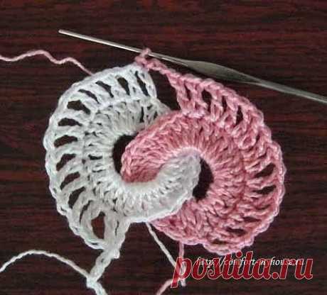 Салфетка из колец. Для салфетки использовать белую и розовую пряжу Ирис и крючок №1.
Состоит из нескольких отдельных мотивов. Начинаем вязание мотива пряжей белого цвета https://www.knittingideas.ru/upload/r/1199_2_4.jpg