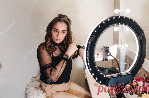 Девушка-блогер-парикмахер снимает на телефон видео и рассказывает своим зрителям, как правильно делать прически. | Премиум Фото Скачай это Премиум Фото на тему Девушка-блогер-парикмахер снимает на телефон видео и рассказывает своим зрителям, как правильно делать прически. и открой для себя более 14 миллионов профессиональных стоковых фото на Freepik. #freepik #фото #Женщина #Телефон #Волосы