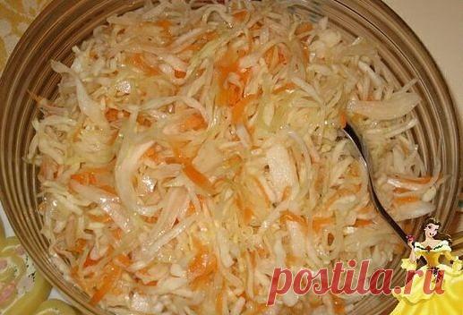 ИНГРЕДИЕНТЫ:
На 2 кг нашинкованной капусты,2 средних моркови
МАРИНАД: 
На 1л воды
2ст.ложки крупной соли без верха
100г сахара
100г подсолнечного масла
лавровый лист,перец горошком
150 мл уксуса 9%
1.Капусту нашинковать,морковь натереть на крупной терке
2.Капусту и морковь перемешать очень осторожно,капусту не отжимать руками,
сложить в емкость с крышкой (на данное количество капусты подходит ведро 5л)