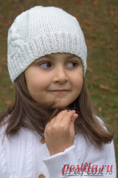 Белая вязаная спицами шапка с башенкой. Модель, схема и описание.