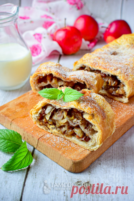 Штрудель с яблоками и орехами (из слоеного теста) — рецепт с фото пошагово