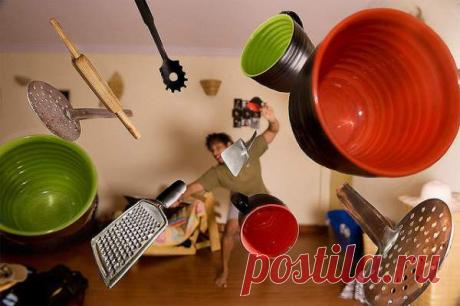 Все мы люди, и конечно допускаем ошибки. А кухня — это то место, где ошибиться очень легко. Кстати, если вы ни разу не клали сахар в суп вместо соли, то, считайте, уже избежали одной из самых неприятных ошибок. Но есть и ещё кое-какие мелочи, о которых нужно просто один раз узнать, чтобы запомнить и больше не повторять.

Ошибка: не пробовать еду во время приготовления