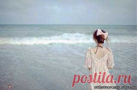 А знаешь…так хочется жить… Просто жить на земле…
Смотреть в облака и рвать полевые ромашки…
И вечером снежным согреть чьи-то руки однажды
Дыханьем своим в бесконечной декабрьской мгле…

А знаешь…так хочется быть… Просто быть на земле…
И верить в волшебные сны, улыбаться прохожим…
И чувствовать боль чью-то, словно мы вовсе без кожи…
И верить в добро…и верить в Божественный свет…

А знаешь…так хочется ждать … нежных , майских дождей,
Цветущих каштанов и желтых сентябрьс