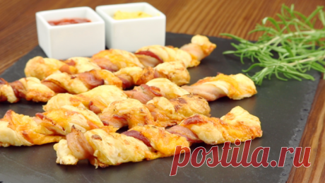 Слоеные палочки с сыром и беконом