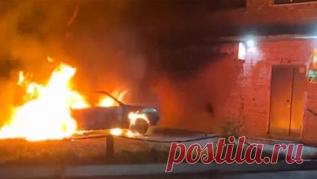 В Кузбассе горящий автомобиль без водителя врезался в магазин. В городе Прокопьевск Кемеровской области горящий автомобиль без водителя врезался в стену магазина. Об этом сообщает Сiбдепо со ссылкой на пресс-службу ГУ МЧС по Кузбассу. Видео с места происшествия опубликовал Telegram-канал ...