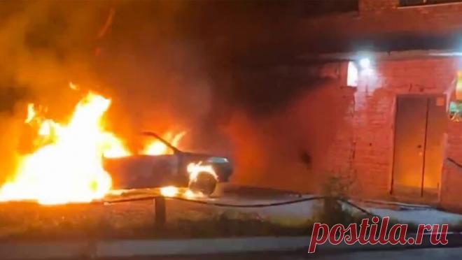 В Кузбассе горящий автомобиль без водителя врезался в магазин. В городе Прокопьевск Кемеровской области горящий автомобиль без водителя врезался в стену магазина. Об этом сообщает Сiбдепо со ссылкой на пресс-службу ГУ МЧС по Кузбассу. Видео с места происшествия опубликовал Telegram-канал ...