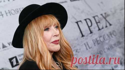 Алла Пугачева опубликовала честное селфи без фильтров

На днях на своей странице в Инстаграм Алла Пугачева опубликовала честное фото. На нем 72-летняя певица изображена без фильтров и фотошопа, зато с макияжем. Пока поклонники артистки восхищались ее неувядаемой молодостью и красотой, скептики пришли к выводу, что лицо Аллы Борисовны все же перекосило от обилия омолаживающих процедур.