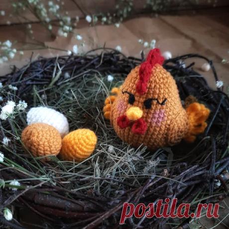 PDF Курочка крючком. FREE crochet pattern; Аmigurumi chiken patterns. Амигуруми схемы и описания на русском. Вязаные игрушки и поделки своими руками #amimore - маленькая курочка, пасхальная курица, птица к Пасхе.