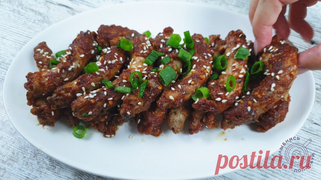 Покупаю самую дешевую часть курицы и готовлю блюдо как в ресторане (делюсь рецептом)  Для приготовления понадобится:
Куриное филе 500 г
Картофель 3 шт.
Морковь 3 шт.
Репчатый лук 1 шт.
Приправа к курице по вкусу
Соль по вкусу
Перец по вкусу
Растительное масло 3 ст. ложки
Вода 1 стакан
Сначала необходимо порезать мясо, морковку трем на крупной терке.
Картофель нарезаем кубиками.
Лук режем полукольцами.
Разогреваем сковородку с растительным маслом и обжариваем в ней мясо с овощами.