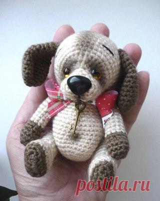 Вязаный щенок в стиле Benesak. Автор описания Елена Кочерова. Автор игрушки Li Lia

ГОЛОВА. 
1) 6 в.п., со второй петли от крючка 4 СБН, 3 СБН в одну петлю, по другой стороне – 3 СБН, приб. = 12 СБН 
2) приб., 3 СБН, 3 приб., 3 СБН, 2 приб. = 18 СБН 
Показать полностью…