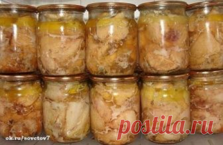 Вкуснейшая домашняя тушенка из курицы

Ингредиенты:
-Курица- 2000 граммов
-Перец черный горошек- 20 штук
-Соль- 20 граммов
-Лавровый лист- 4 штуки

Приготовление:
С мяса курицы снимаем кожу, нарезаем мелкими кусочками, отделаем мяско от костей, укладываем в кастрюльку, солим, перчим, используем любые приправы, которые вам нравятся. Ставим кастрюльку с мяском минут на 40 в холодильник.
Банки тщательно стерилизуем.
Укладываем по 10 перчинок горошком и по 2 лавровых листочка ...