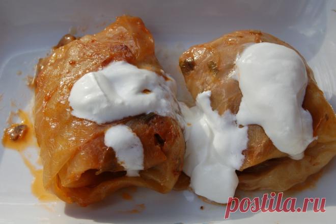 Голубцы, запечённые в томатном соусе в духовке Голубцы, запечённые в томатном соусе в духовке, представляют собой традиционное блюдо русской кухни, которое отличается сочностью и нежностью. Это блюдо готовится из капустных листьев, фаршированных мясом и рисом, и запекается в ароматном томатном соусе. Подаются голубцы горячими, часто с добавлением сметаны, что придаёт им особую пикантность.