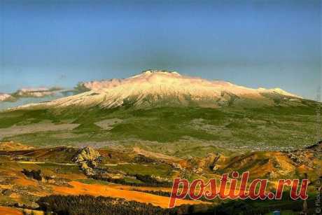 © Вулкан Этна (Etna), Италия. Вулкан Этна расположен на острове Сицилия в Италии.  Это самый большой действующий вулкан в Европе, он образовался примерно в 1500 году до н. э. и с тех пор извергался около 200 раз. Небольшие извержения происходят регулярно. | Самые активные и опасные вулканы в мире| phototravelguide.ru