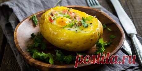 Запечённый картофель с яйцом, сыром и беконом