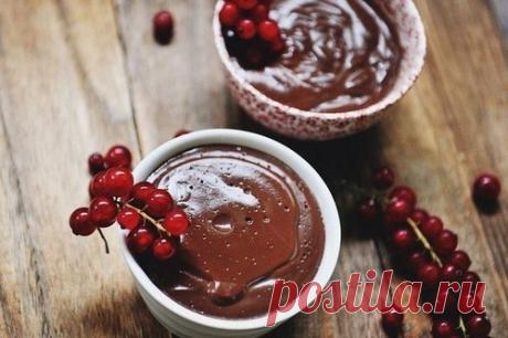 Бархатный пудинг из темного шоколада