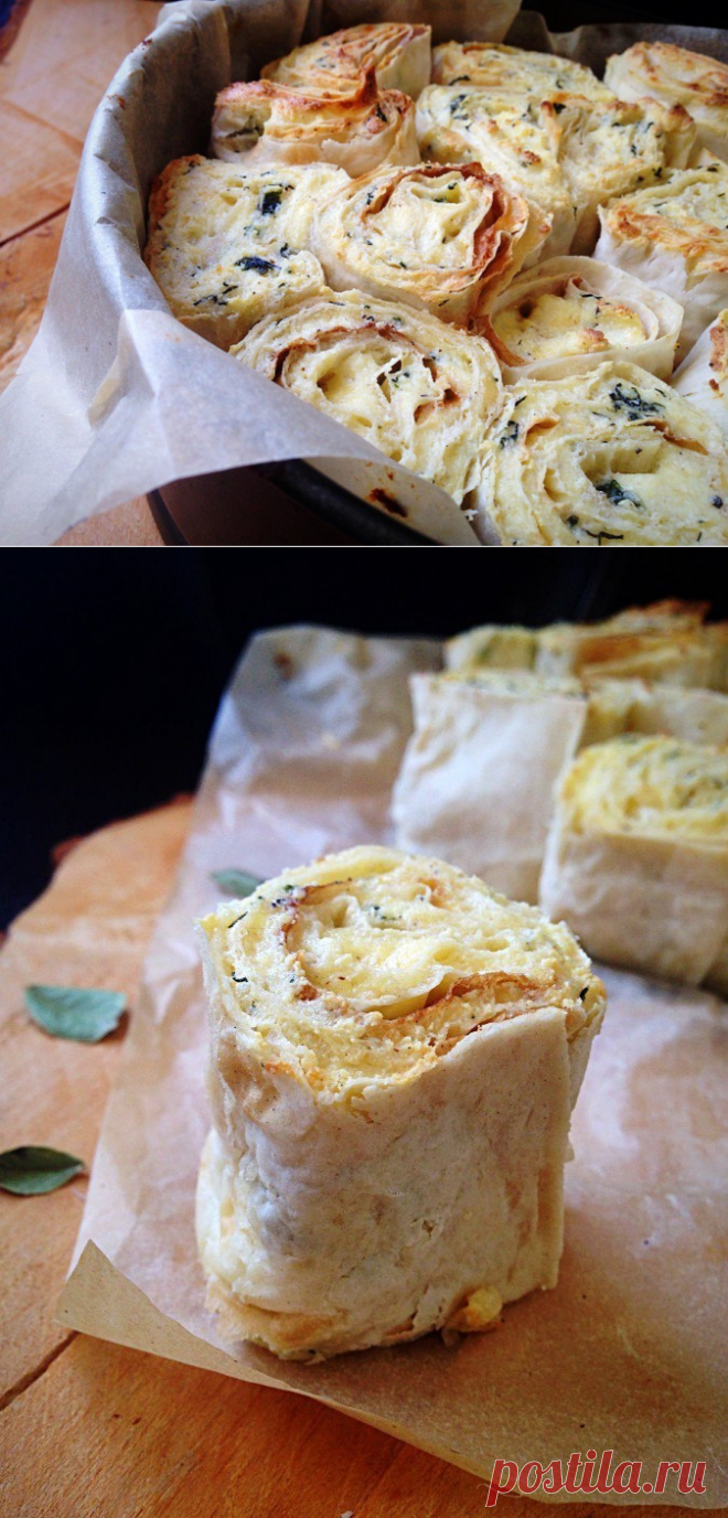 Слоёный пирог из лаваша с творогом, сыром и зеленью.