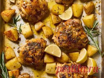 Куриные бедра и картофель запекаются вместе с чесноком, розмарином и лимоном, а в конце подрумяниваются под грилем.