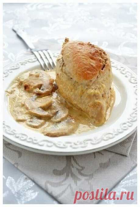 Куриные грудки фаршированные гречкой и шампиньонами, тушенные в сливочно-грибном соусе Курица, грибы, гречка - это классика кулинарии. Блюда в таком составе любят многие. Предлагаю Вам попробовать вкусные куриные грудки, фаршированные гречкой, шампиньонами и тушенные в сливочно-грибном соусе. Такое блюдо поможет Вам разнообразить как повседневное меню, так и праздничный стол.  Ингредиенты:  Куриное филе - 4 шт., Гречка - 1 стакан, Во...