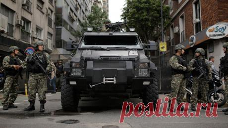 Полиция применила газ и дубинки в отношении протестующих у здания конгресса Аргентины. Полицейские выстроились в несколько рядов и начали оттеснять протестующих от здания конгресса Аргентины, пытаясь вернуть их на тротуар с проезжей части. Об этом пишет РИА Новости. Для новых властей страны это является одним из ключевых ...