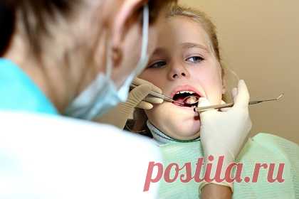 Стоматолог назвала способ защитить молочные зубы детей от кариеса. Стоматолог Егана Маруфиди рассказала, что профессиональная чистка зубов поможет защитить детские зубы от кариеса. Она отметила, что проводить ее нужно не реже, чем раз в три месяца, так как обычная зубная щетка не может справиться с зубным налетом на сто процентов. Врач добавила, что процедура абсолютна безопасна.
