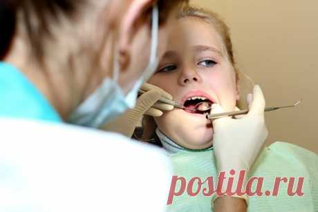 Стоматолог назвала способ защитить молочные зубы детей от кариеса. Стоматолог Егана Маруфиди рассказала, что профессиональная чистка зубов поможет защитить детские зубы от кариеса. Она отметила, что проводить ее нужно не реже, чем раз в три месяца, так как обычная зубная щетка не может справиться с зубным налетом на сто процентов. Врач добавила, что процедура абсолютна безопасна.