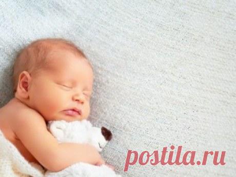 Видео: Ребенок встал на ноги и пошел сразу после рождения: News-Fort