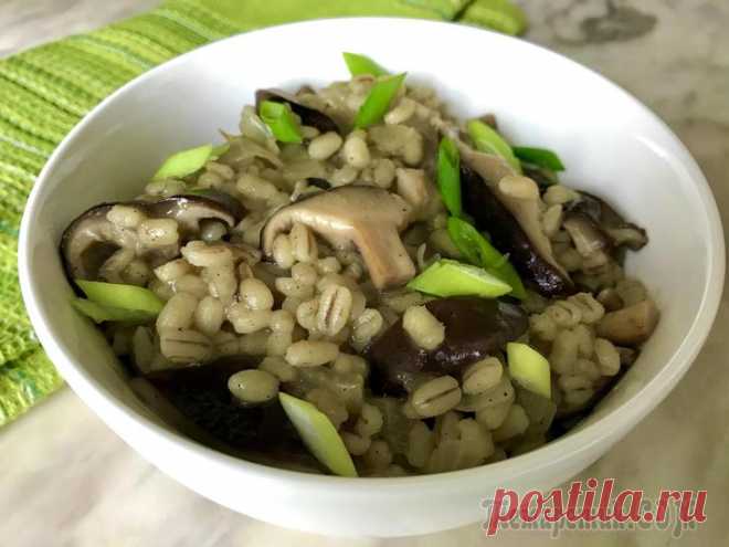 Перловая каша с грибами Блюдо из полезной перловой крупы и грибов - вкусное и сытное. Грибы шиитаке и кунжутное масло придадут угощению легкую азиатскую нотку.крупа перловая - 100 глук - 1 шт.грибы (у меня шиитаке) - 200 г к...