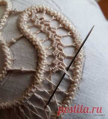 PIZZO MACRAME' RUMENO - POINT LACE : Punto di ricamo incrociato adatto a foglie e non solo...