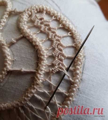 PIZZO MACRAME' RUMENO - POINT LACE : Punto di ricamo incrociato adatto a foglie e non solo...