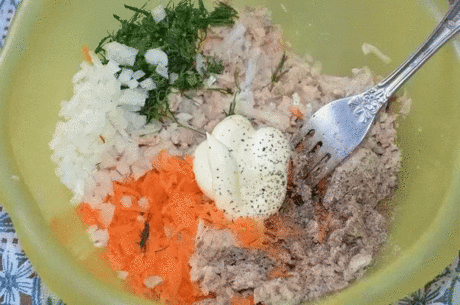 Рецепт вкусной рыбной закуски
Продукты: 
● 1 банка любых рыбных консервов по вкусу (сайра, сардина, тунец, горбуша...); 
● 1 маленькая сырая морковь; 
● 1 кисленькое яблоко; 
● 1-2 ст. л. мелко нарезанного репчатого лука; 
● зелень - по вкусу; 
● соль и перец - по вкусу; 
● майонез или сметана - по вкусу; 
● 3 помидора. 
ПРИГОТОВЛЕНИЕ: 
Морковь натереть на мелкой или средней терке. Яблоко очистить, натереть на крупной терке. Рыбу отделить от костей, размять вилкой. В миску сложить консервы, яб