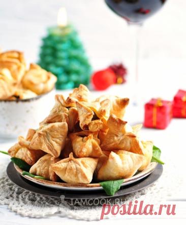 Выпекаем 15 минут и подаём: взрослым к вину и шампанскому, а детям с соусом на перекус